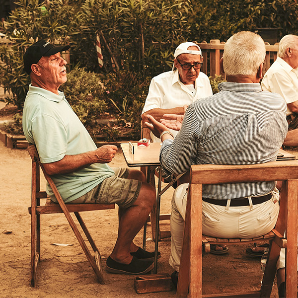 An image of seniors talking in a comfortable assisted living environment.